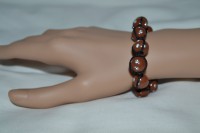 Bracelet ajustable perles de verre et résine café avec strass sur cordon coton noir.